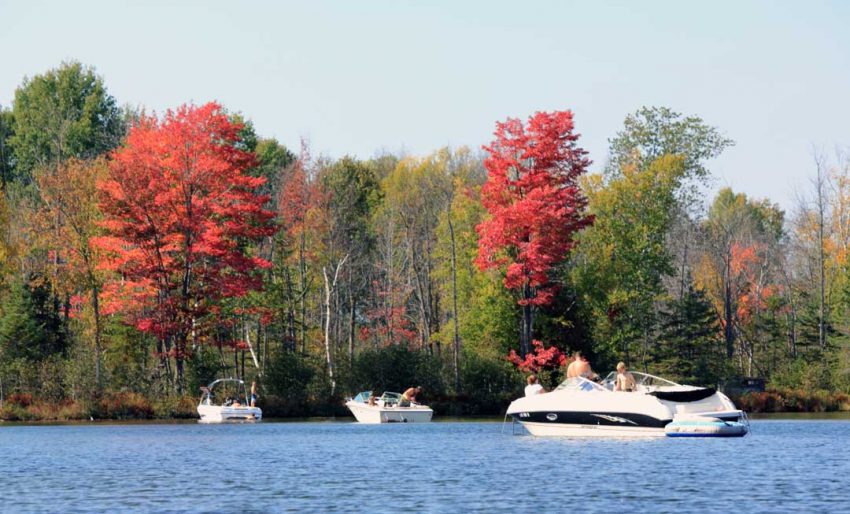 Boating the Inland Waterway in the fall (Photo: Jeremy Hammond)