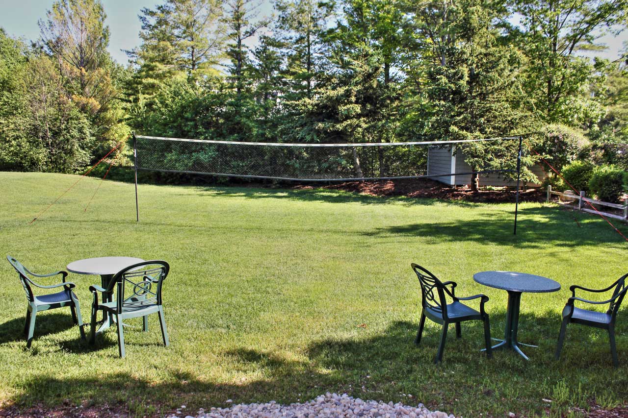 LeBear Resort - lawn area