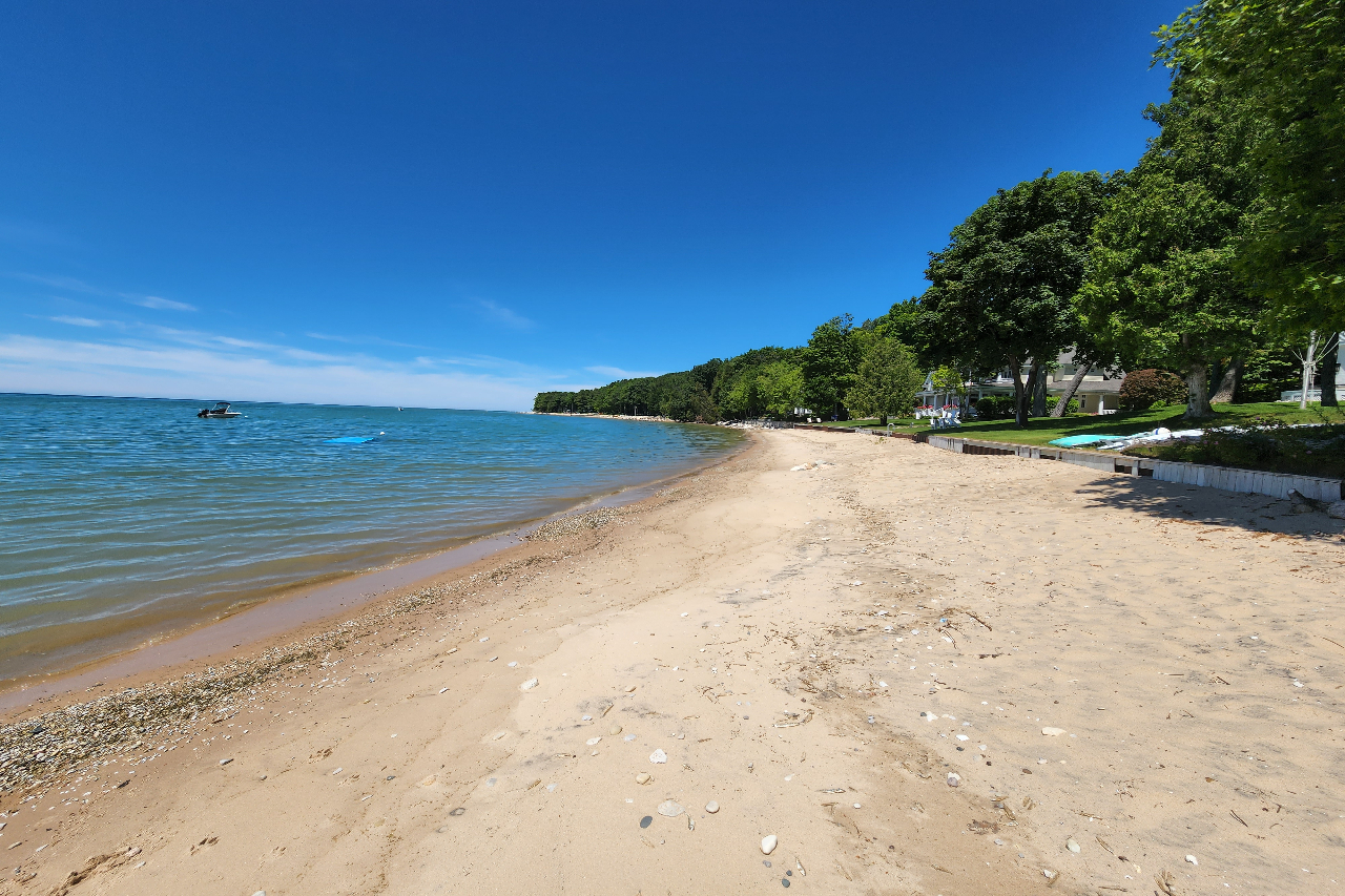 Lake Shore Cottage Minutes from Downtown Harbor Springs